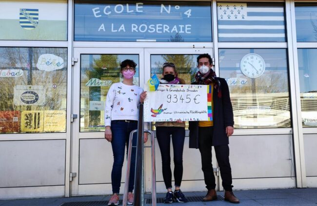 Rica Neubauer, Klassenlehrerin der 2a, Julia Sasse (Verein „Ukrainische Flüchtlingshilfe“) und Jörg Herker, Grundschullehrer (von links) Foto: Jördis Kirchhübel, Schulverwaltungsassistentin