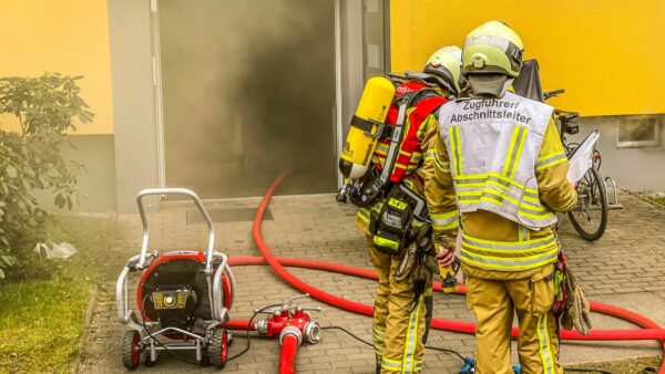 Dichter Rauch dringt aus dem Kellerbereich nach außen. Foto: Feuerwehr Dresden