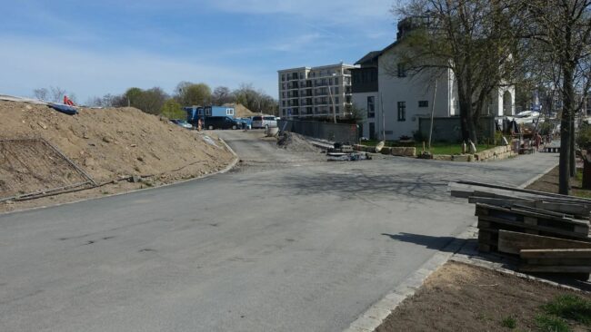 Bitte links abbiegen: Künftig führt der Elberadweg hinter der Eventlocation „Die Hafenmeister“ vorbei. Foto: W. Schenk