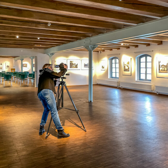 Christine Starke fotografiert ihre Ausstellung – Foto: Ulrich van Stipriaan