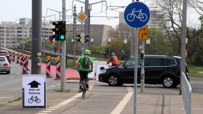 Radfahrer auf dem Weg zum PopUp-Radweg