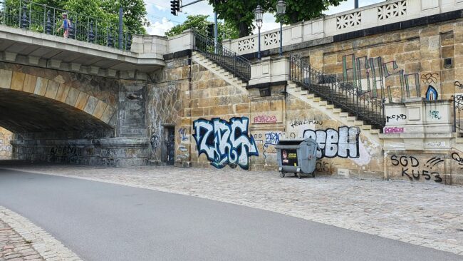 An der Albertbrücke und an der Prießnitzmündung stehen die Container.