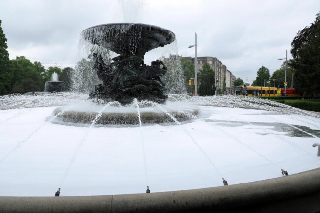 Bitte nicht im Brunnen baden oder das Wasser trinken.