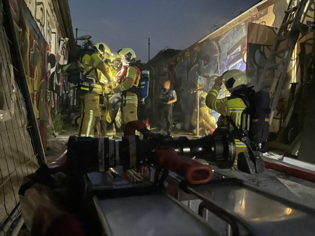 In einem Lager an der Conradstraße hat es am Abend gebrannt. Foto: Feuerwehr Dresden