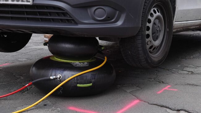 Mit einem Hebekissen hat die Feuerwehr das Fahrzeug angehoben, um die eingeklemmte Frau zu befreien. Foto: Roland Halkasch