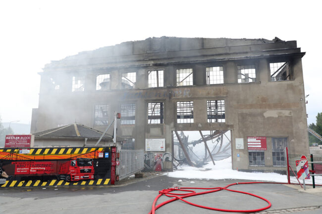 Die Feuerwehr ist immer noch vor Ort. Foto: Roland Halkasch