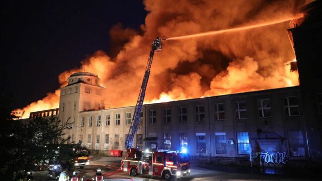 Großbrand im Industriegelände - Foto: Roland Halkasch