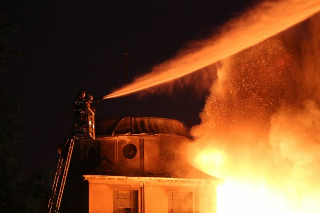 Großeinsatz der Feuerwehr an der Nestler-Halle - Foto: Roland Halkasch