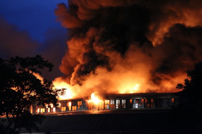 Großeinsatz der Feuerwehr an der Nestler-Halle - Foto: Roland Halkasch