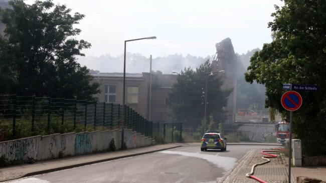 Der Eingang zur Nestler-Halle war am Nachmittag noch stark verraucht.