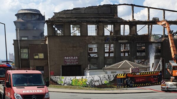 Räumarbeiten an der Halle. Foto vom 26. Juni