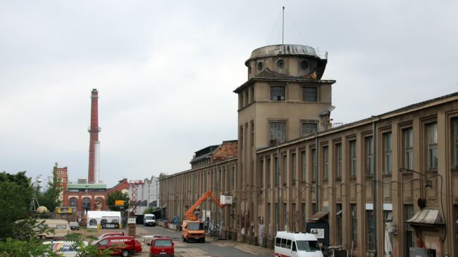 An der ausgebrannten Halle wird intensiv gearbeitet.