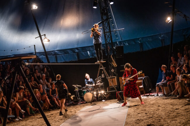 "Cie.Roikkuva" im Zirkuszelt im Alaunpark - Foto: André Wirsig