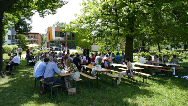 Pfarrfest im Garten vor der Kirche