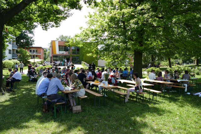 Pfarrfest im Garten vor der Kirche