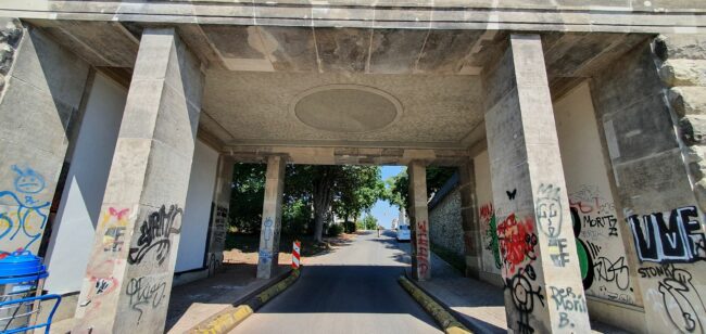 Die kleine Nebenbrücke der Albertbrücke ist voller Graffiti.