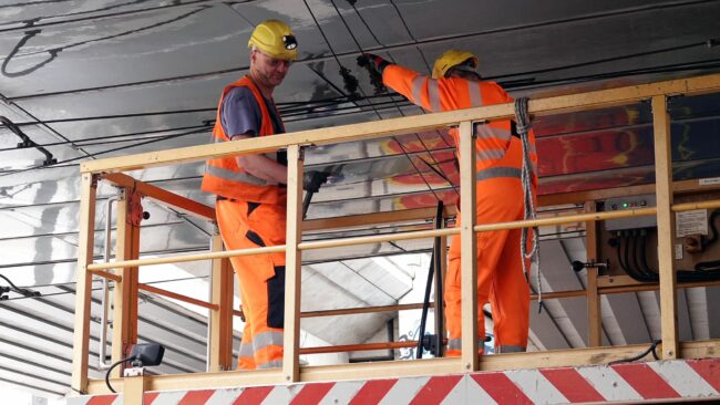 Techniker beheben den Oberleitungsschaden - Foto: Roland Halkasch