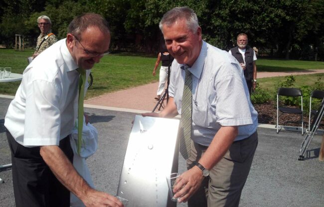 Seit zehn Jahren gibt es den Trinkbrunnen auf dem Alaunplatz. Foto von der Einweihung mit den Chefs vom Grünflächenamt und Drewag