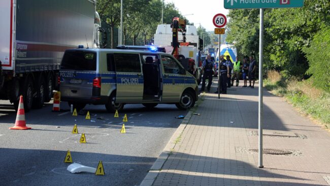 Schwerer Unfall an der Radeburger Straße. Foto: Roland Halkasch