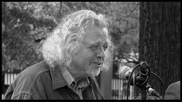 Thomas Rosenlöcher im Garten der Villa Augustin - Foto: Archiv Erich Kästner Haus 2021