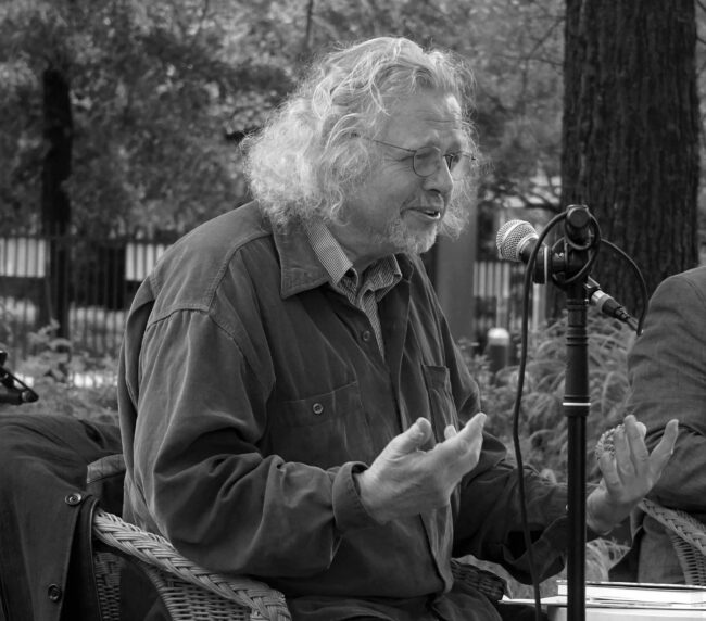 Thomas Rosenlöcher im Garten der Villa Augustin - Foto: Archiv Erich Kästner Haus 2021