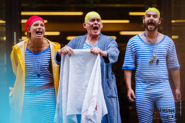 Heiki Ikkola (Mitte) ist nicht nur Künstlerischer Leiter, sondern immer auch mit von der Partie. Hier in Action auf dem SchauBudenSommer 2021. Foto: André Wirsig