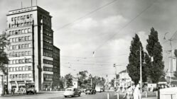 Brück & Sohn Kunstverlag Meißen, 29594-Dresden-1959-Platz der Einheit - Haus der Verkehrsbetriebe-Brück & Sohn Kunstverlag, Ausschnitt des Originals, CC BY-SA 3.0