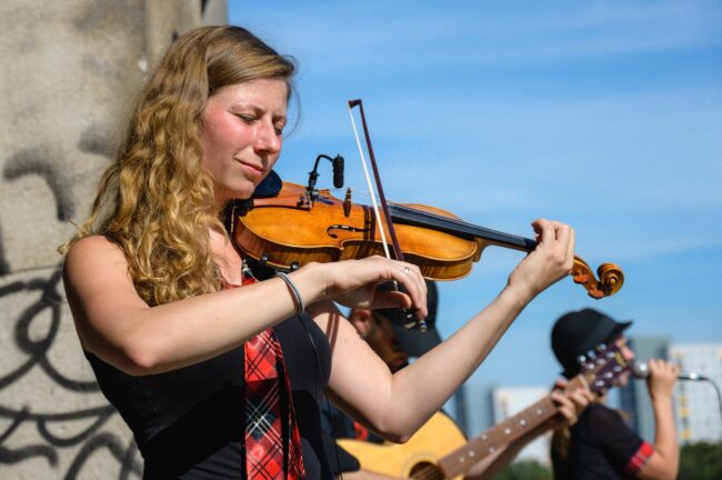 The Reel Chicks and Family haben im Mai 2020 die Konzertreihe begründet. Am 7. August bringen sie Musik aus Irland wieder an die Elbwiesen. Foto: Ryke Waltz Studios