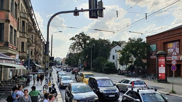 Königsbrücker Straße mit Flatterulmen im Hintergrund