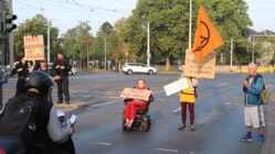 Demonstration unter dem Motto "Stoppt den fossilen Wahnsinn!"