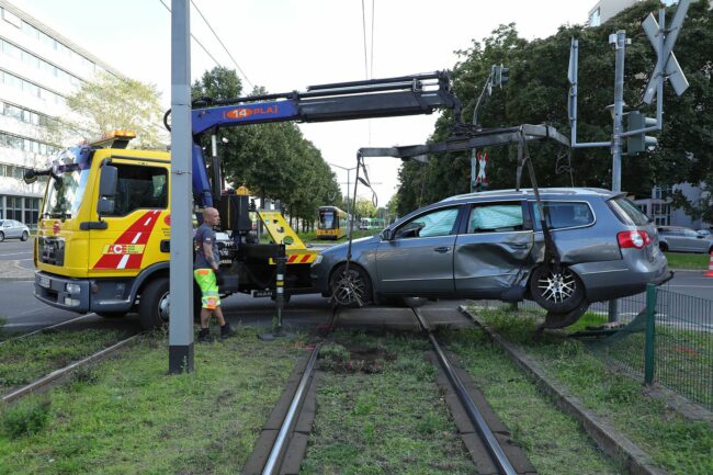 Der VW Passat war nach dem Unfall Schrott. Foto: Roland Halkasch