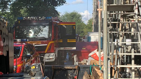 Rauch tritt aus dem Gebäude aus. Foto: Feuerwehr Dresden