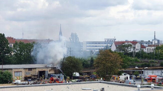 Feuerwehr im Einsatz im Drewag-Gelände