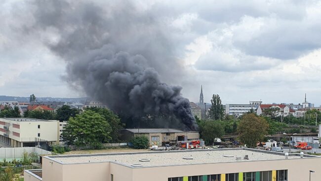 Brand mit großer Rauchsäule im Drewag-Gelände