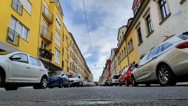 Prießnitzstraße aktuell, kaum Grün dafür viele parkende Autos.