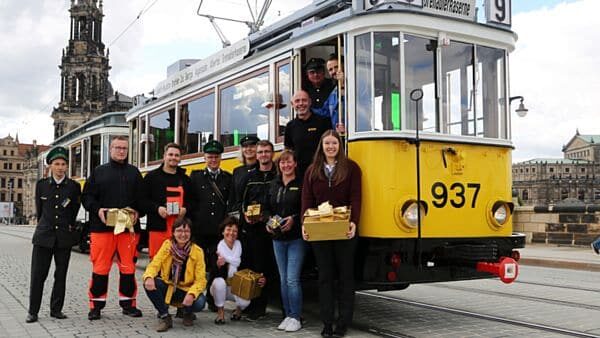 Historische Straßenbahn auf der Augustusbrücke - Foto: DVB