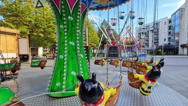 Riesenrad und Kettenkarussell stehen bereit.