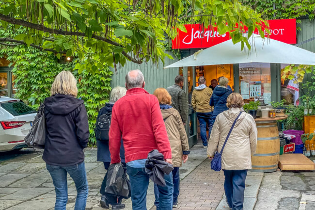 Zielstrebig zur Weinprobe… – Foto: Ulrich van Stipriaan