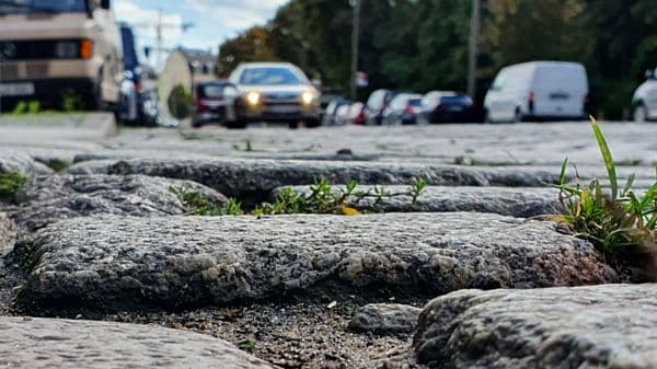 Asphalt statt Pflaster für die Stauffenbergallee - Erneuerung ist für 2024 geplant.