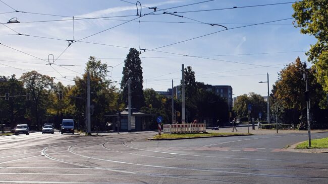 Nachdem der Albertplatz vor vier Jahren eine neue Gleiskreuzung bekam, ist nun der Bereich der Haltestellen dran.