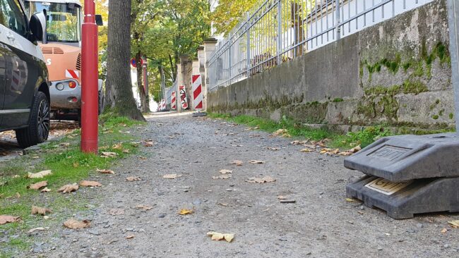 Der Fußweg an der Jägerstraße wurde erneuert, Foto vor dem Baubeginn.