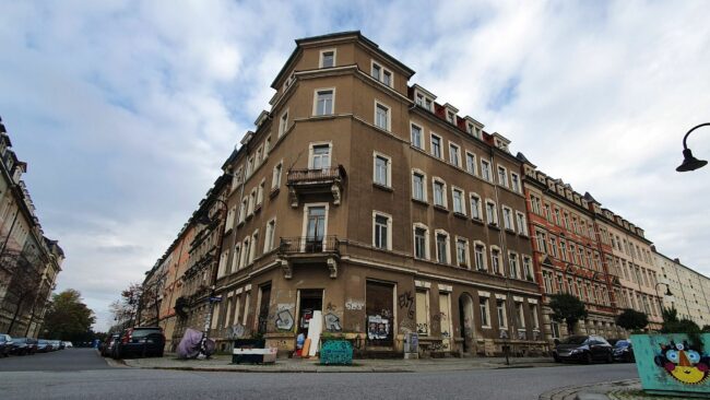 Eines der letzten unsanierten Häuser im Hechtviertel an der Hecht-/Ecke Fichtenstraße