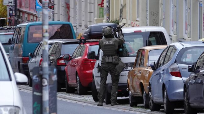 Ein SEK-Beamter sichert den Einsatzort ab. Foto: Roland Halkasch