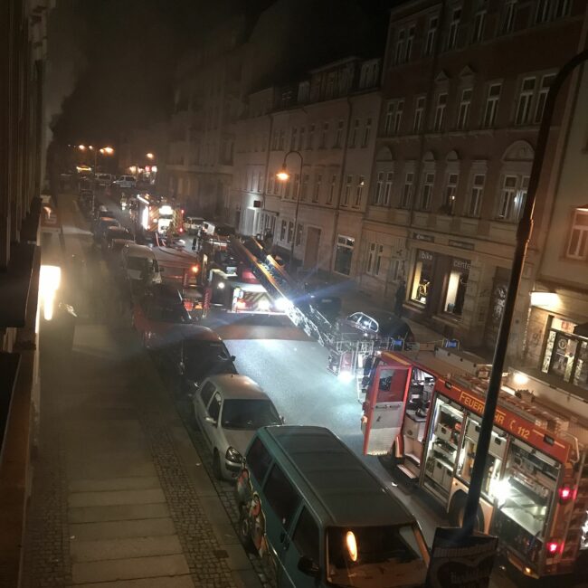 Gegen 22 Uhr furh die Feuerwehr auf. Foto: Kato