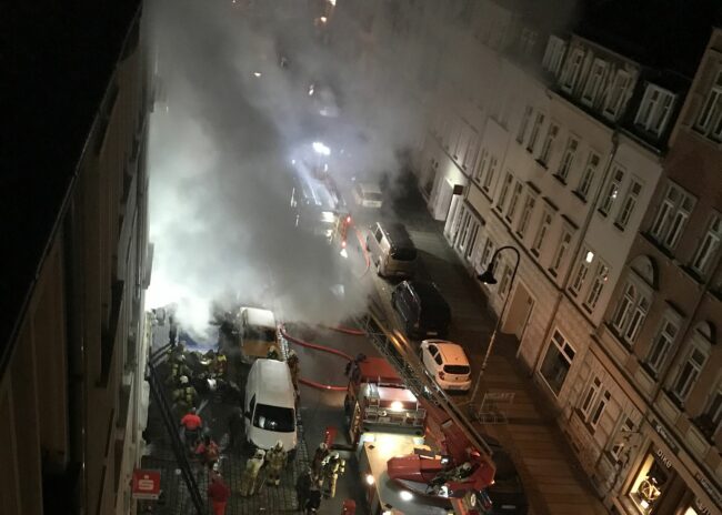 Starke Rauchentwicklung aus der Wohnung heraus.