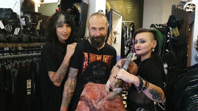 Laden zum Gruselshoppen: Sindy, David, nörgelnder Kunde und Sabrina im Abaddon-Mystic-Store