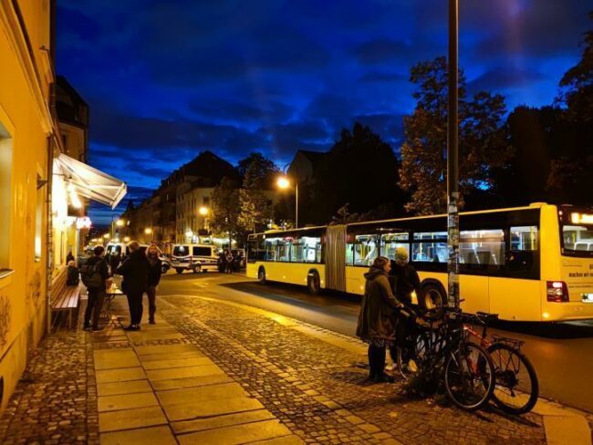 Aufwärmbus, ein zweiter steht am Bischofsplatz.