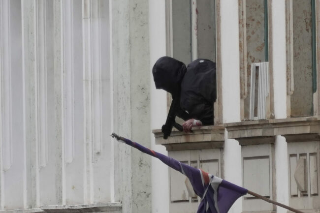 Mann mit Waffe in der Rudolf-Leonhard-Straße. Foto: xcitepress