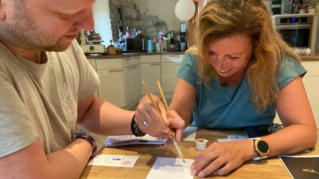 Eric und Kathrin beim Gestalten eine Beziehungsbildes - Foto: Thomas Preibisch