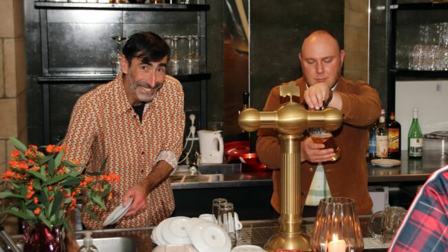 Guram und Bruno führen die Tagesbar auf der Hauptstraße